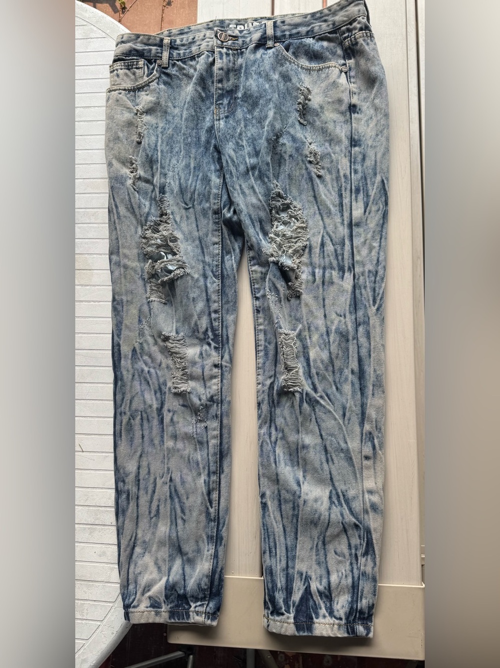 TRUE ROCK Distressed Acid-Wash Blue Jeans